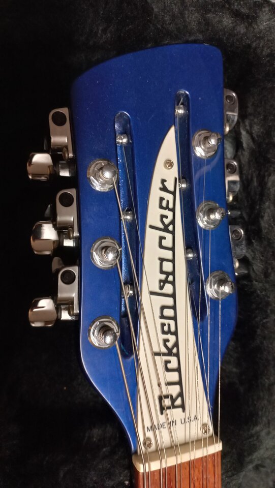 111 Rickenbacker 330-12 07.jpg