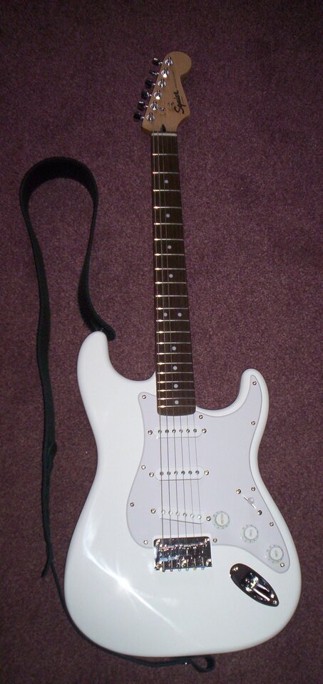 18.) Fender - Squier Stratocaster IL HT - 2221 -.JPG