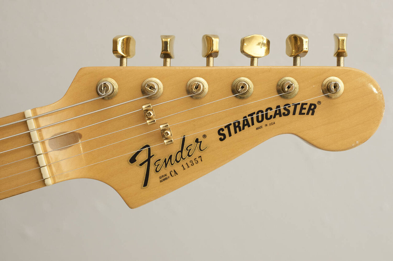 1982-Fender-Stratocaster-Gold-05.jpg