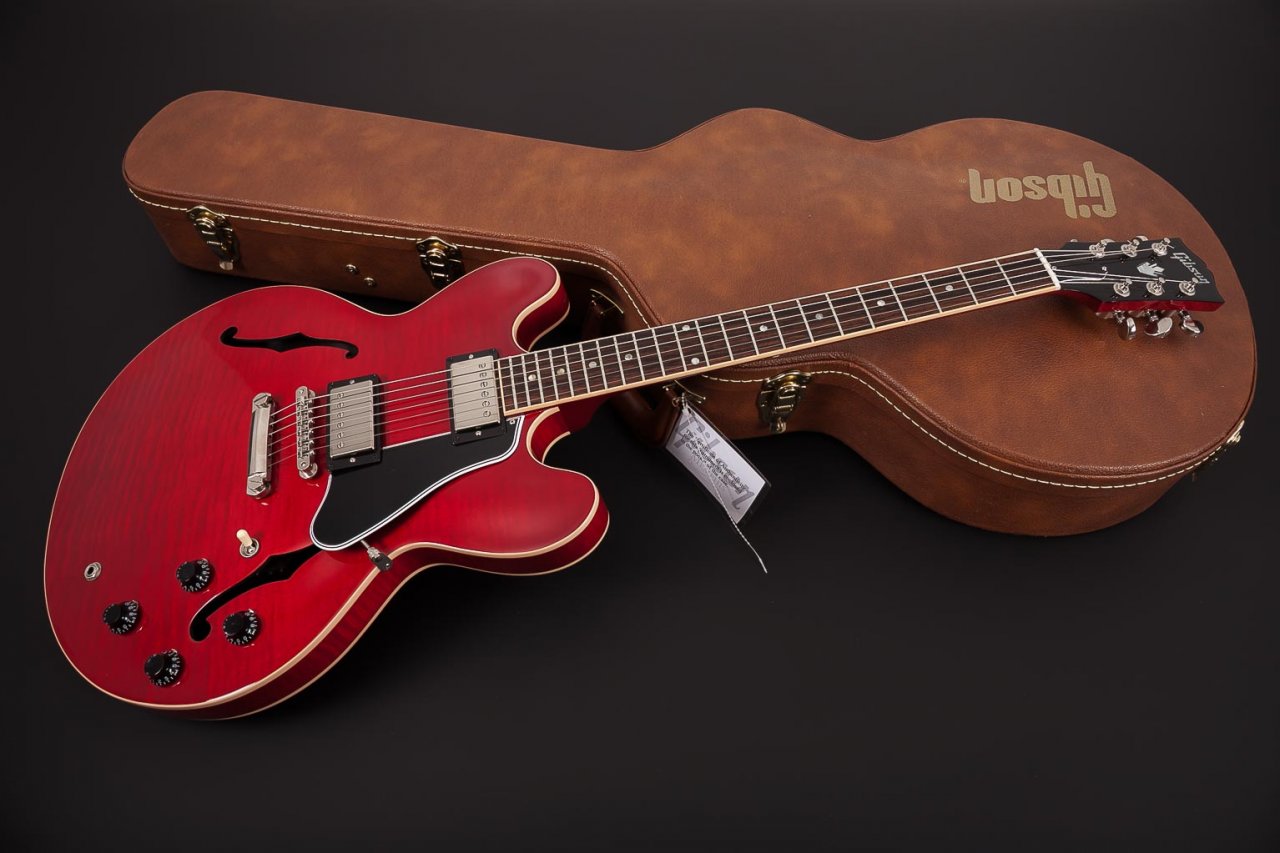 24 Gibson ES 335 Custom Shop Dot Cherry 26.jpg