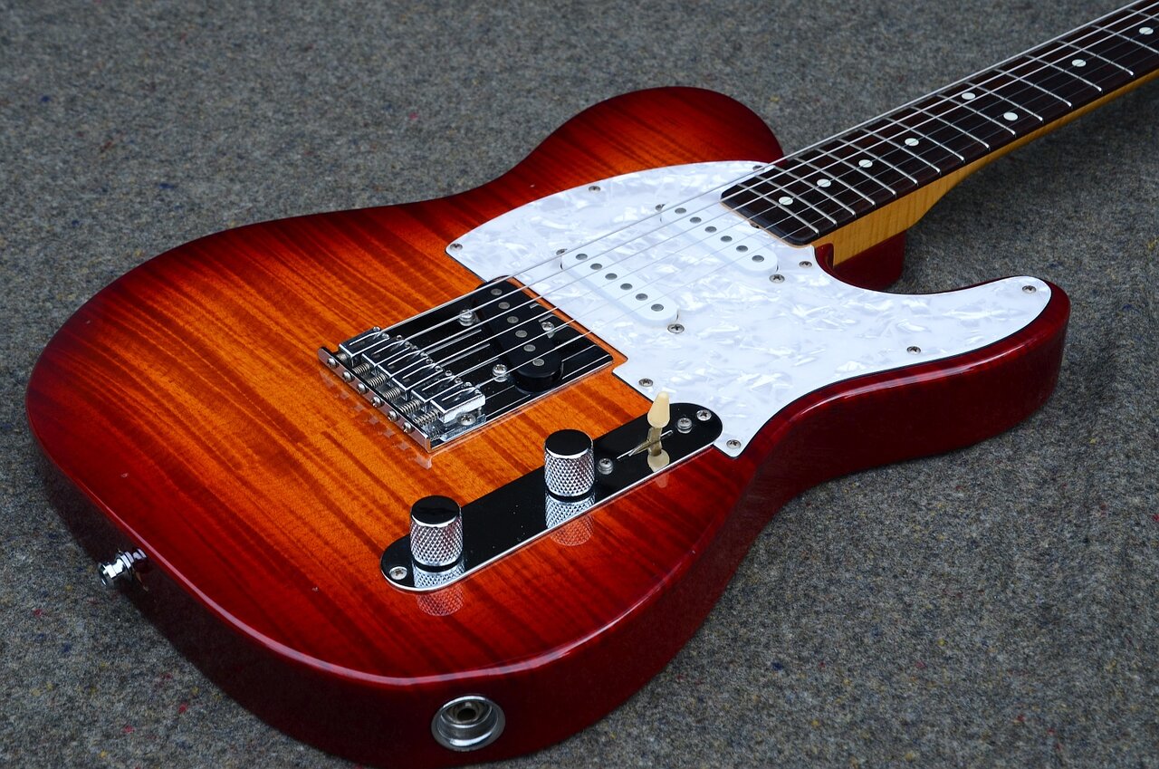 28 Fender Telecaster Japan Foto Flame 12.jpg