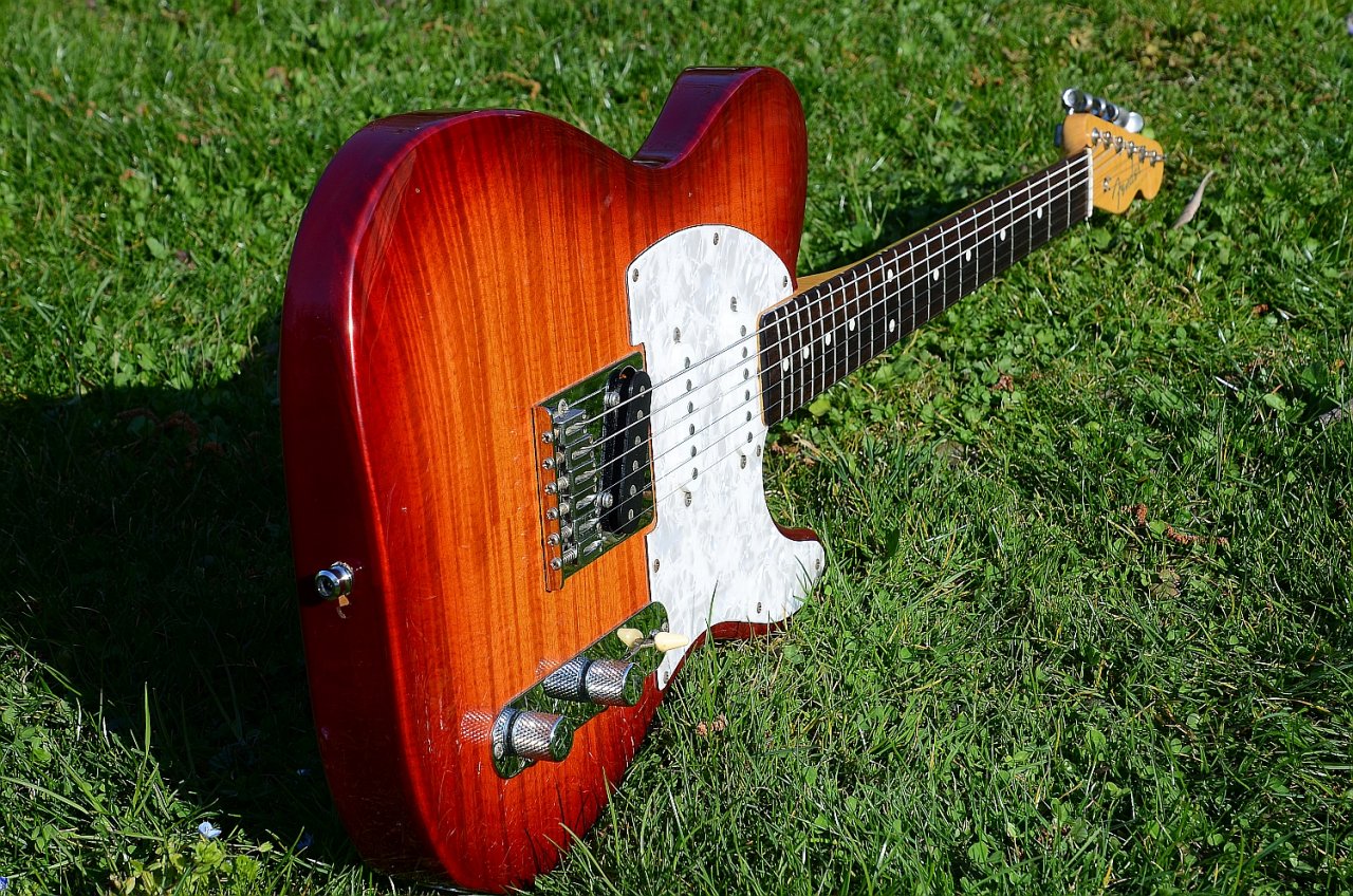 28 Fender Telecaster Japan Foto Flame 23.jpg