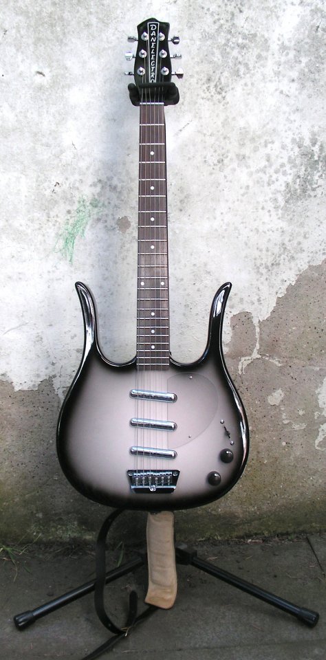 Danelectro Longhorn Black Burst 2006.jpg