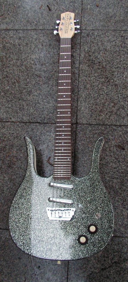 Danelectro-Longhorn-Guitarlin-1998.jpg