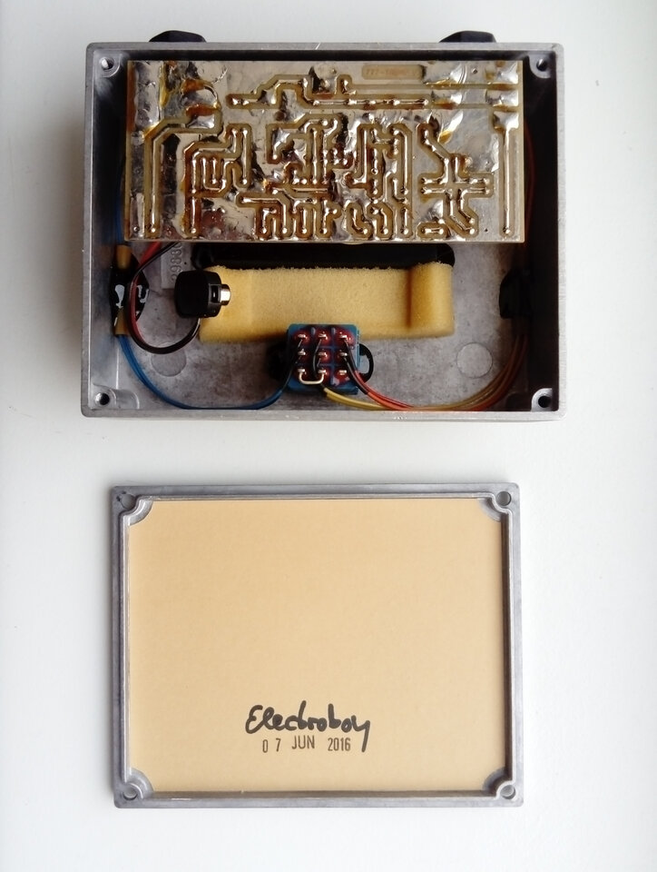 electroboy 777 tremolo inside_Kopie.jpg