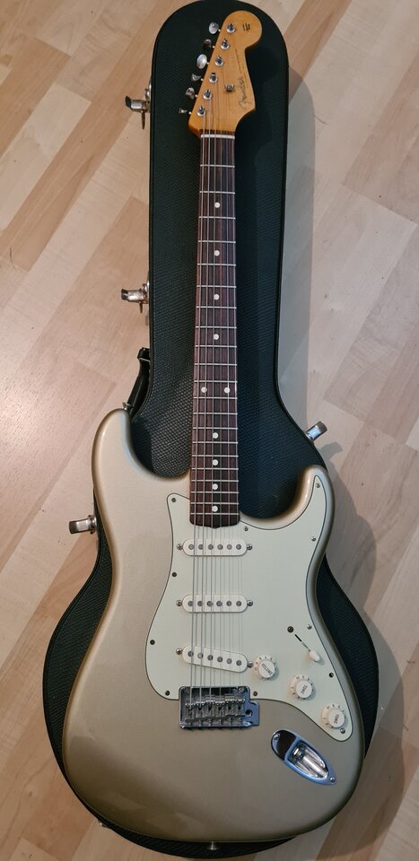 Fender Classic Player 60s Stratocaster 03_K.jpg