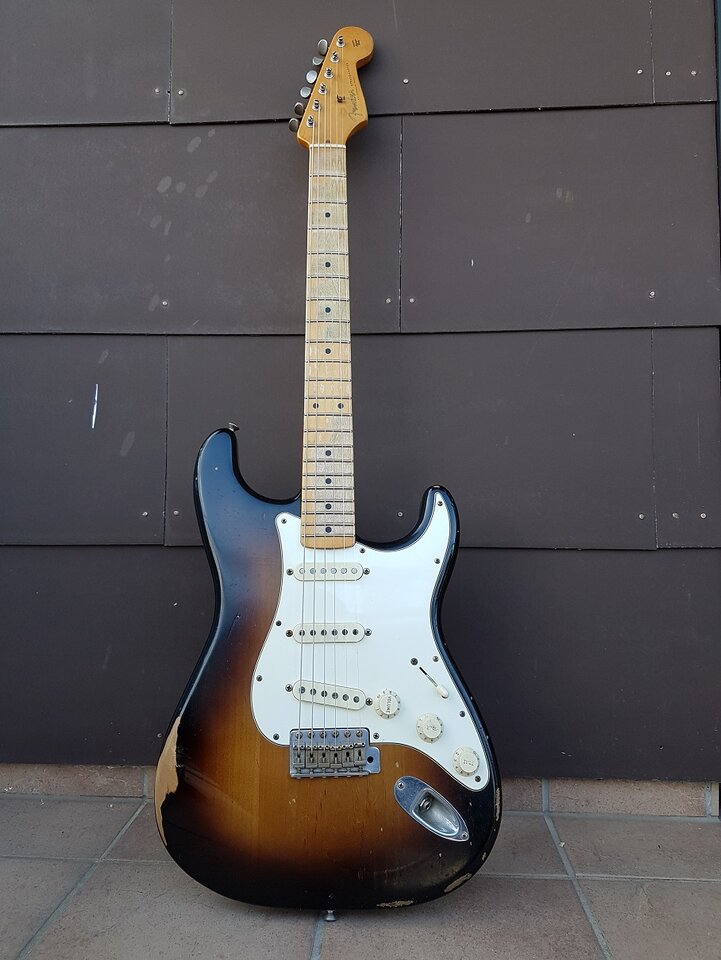 Fender Road Worn Straocaster 02_K.jpg