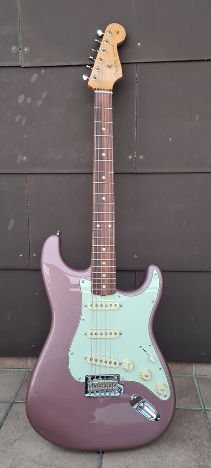 Fender Stratocaster Vintera Mod 60s 01.jpg