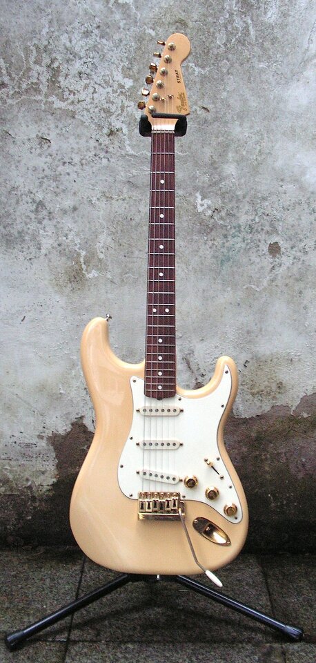 Fender The Strat AW 1982.jpg