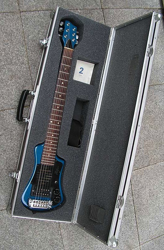 Höfner Shorty 1984 (with built in amp+speaker).jpg