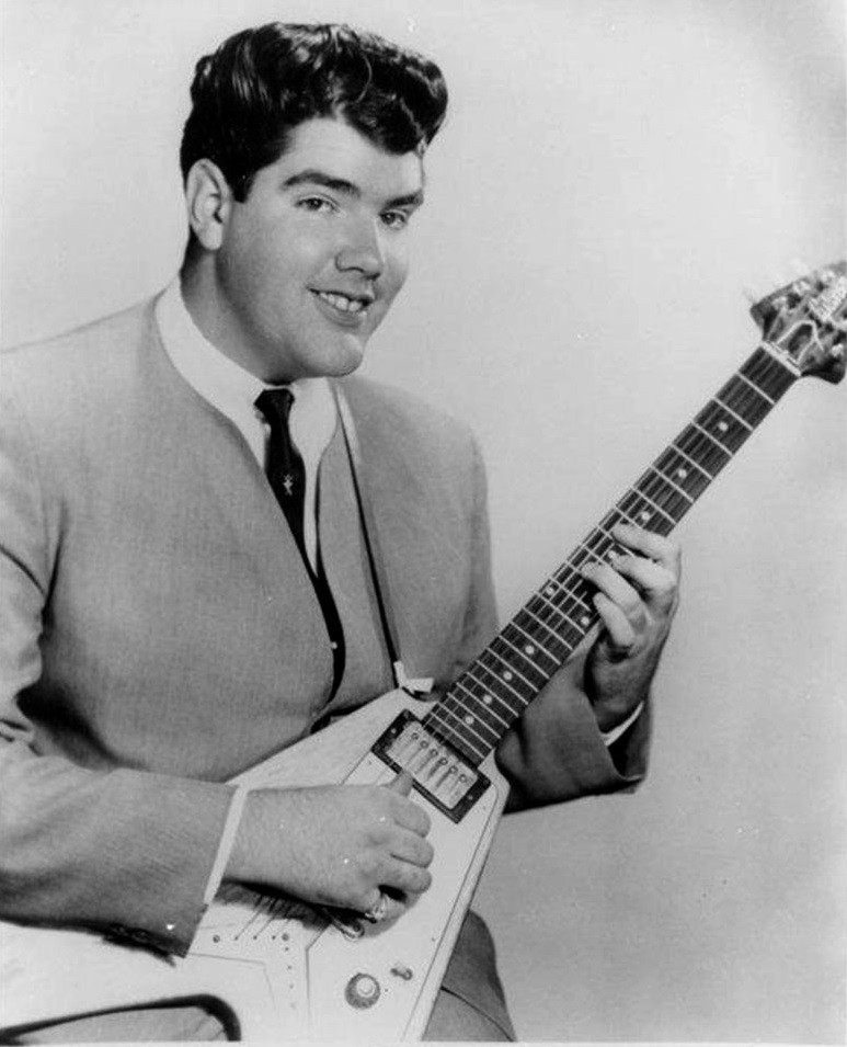 Lonnie-Mack-with-Gibsons-Flying-V-Guitar.jpg