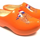 orange-holzschuhe-mit-loewen.jpg