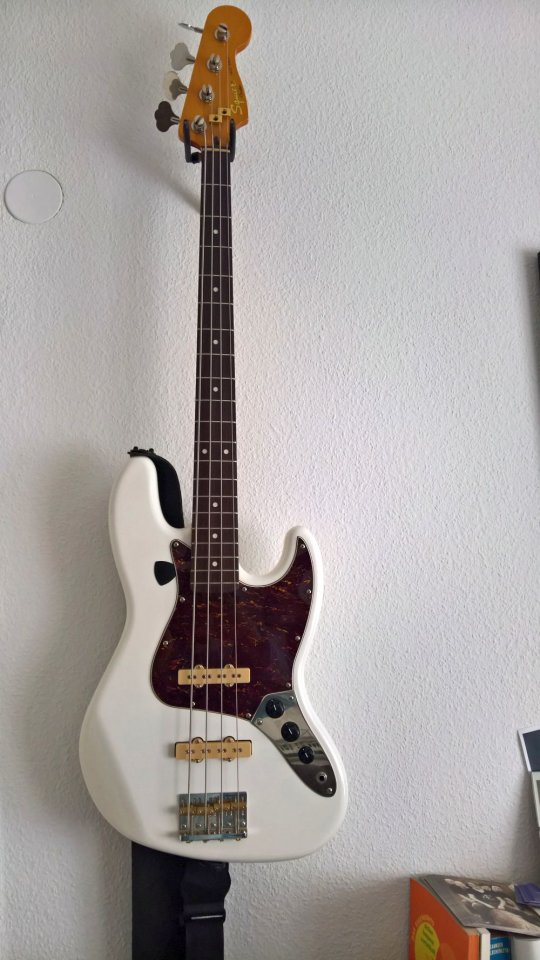 squier jazz bass.jpg