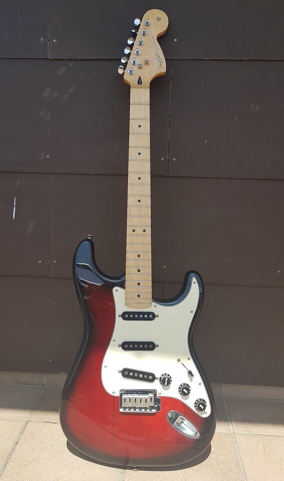 Squier Stratrocaster Standard 01_K.jpg