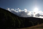 Feld Wald Berge Wolken Sonne.jpg