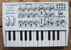 Arturia Microbrute Analog Synth Weiß inkl. Tasche und Decksaver