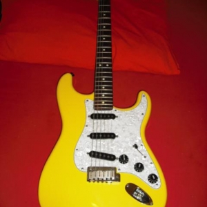 Fender Strat Graffity Yellow