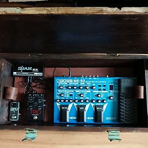 Pedalboard Eigenbau in einer Munitionskiste