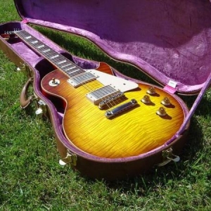 Ein Tag im Freien.

Gibson Les Paul 1959 VOS.

Leichtgewicht mit 3,7 kg.