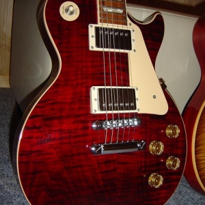 Gibson Les Paul Standard Plus von 1999. Die Flammung ist eigentlich stärker und beeindruckender. Ist hier leider etwas der Kompression zum Opfer gefallen.

Aktuell nicht mehr im Bestand. Gute Gitarre.