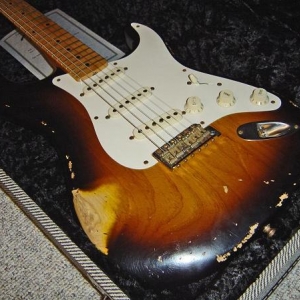 Fender Custom Shop Stratocaster 1957 Heavy Relic

Erst wurde sie feinsäuberlich gebaut, dann wurde sie kaputt gemacht.

Tolle Gitarre! Mit 2,9 kg superleicht.