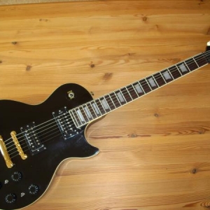 Epiphone Standart body+neck Korea`96, Seymour Duncan SH2/SH4, Duesenberg-Bridge, Kluson-Mechaniken, Gotoh-Stoptail, Splittschalter für jeden Humbucker. Klingt sehr geil, aber halt nicht wie Gibson.