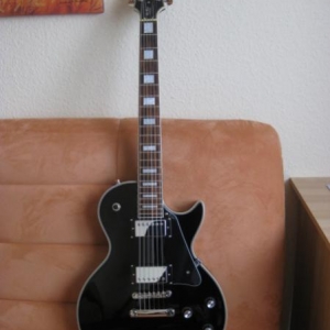 Hier mit dem klassischen Gibson Schlagbrett!