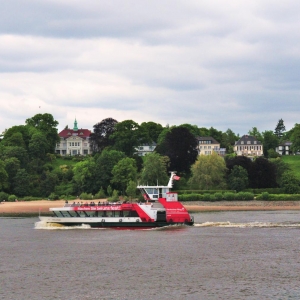 Elbfähre Richtung Finkenwerder auf Höhe von Klein Flottbek