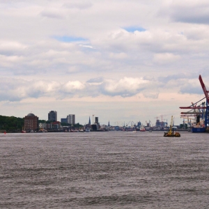 Blick Richtung Innenstadt, Rechts die Containerbrücken vom Burchardkai, Links die Docklands