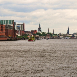 Elbblick Richtung Innenstadt, links die ehemaligen Lagerhäuser am Fischmarkt (heute Hotels und Appartments)