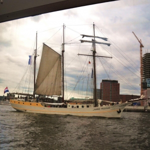 Ein Holländer zu Besuch in Hamburg (eigentliche Heimat des Reeders Luxemburg ersichtlich an der rückwärtigen Flagge) im Hintergrund der Rohbau der Elbphilharmonie