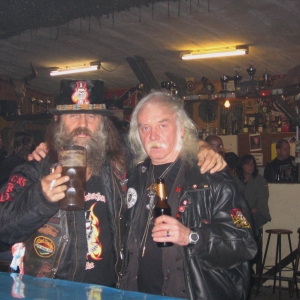 Season End Party 2009 - MC HELL ON WHEELS - Rocker Reiner (rechts) mit Rockerfreund