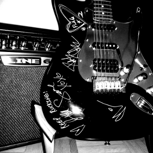 meine geliebte Strat, signiert von Anti-Flag :)