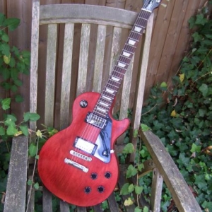 Gibsonhttp://www.musiker-board.de/album.php?albumid=3701&attachmentid=190864 Studio worn cherry 1