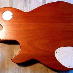 Der Framus Nashville Semi-Acoustic Bass mit Cocobolo-Decke. Rückseite Mahagoni mit Abdeckungen aus Riegel Ahorn. Eingeleimter Hals. Unter der großen Abdeckung sitzt die riesengroße Drosselspule des Varitone.