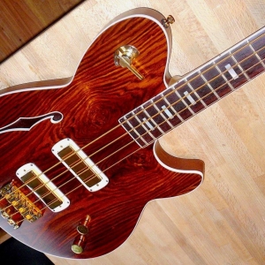 Der Framus Nashville Semi-Acoustic Bass mit Cocobolo-Decke, Warwick Bridge und Saitenhalter, Schaller Knöpfen ( Pickup Überblendregler und Lautstärke/Ton Push-Pull)