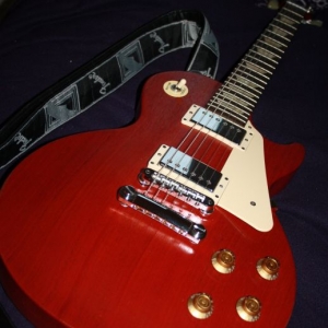 Gibson LP worn cherry 
Meine Zweitlieblingsgitarre :-)