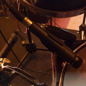 ...an der Snare waren ein Shure SM58 am Schlag- und ein Sennheiser e903 am Resofell tätig.