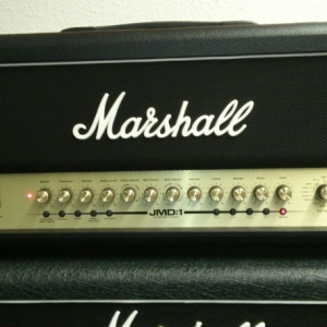 Vorderseite des Marshall JMD:1 50 Heads mit weißem Piping und rotem Switch
