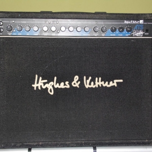 Hughes & Kettner ATS 120 gebaut so 88/89 120 Watt Hybridamp
3 Kanäle: Clean - Crunch - Lead
ersterer Solid State Vorstufe - Crunch und Lead haben eine Röhren Vorstufe - die Endstufe Transistor. 12" Celestion Speaker.