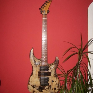 Meine Fukushimacaster. Ich hab absolut keine Ahnung, welche Gitarre da die Grundlage war. Fest steht, es handelt sich um eine Powerstrat mit HSH-Fräsung und 3 teiligem Body. Der Hals ist ein recht fettes D. Ansonsten noch 2 Potis und ein 5 Way Switch. Dazu noch ein Claim CBM-1 Modul, das ich der Gitarre vor kurzem gegönnt habe. Die PUs sind von Dan Armstrong designed, bis auf der mittlere SC, der ist ein Fender Lace Sensor. Die Gitarre habe ich mir schon in dem Zustand gekauft und bin echt froh, das ich das gemacht habe. Wirklich geiles Teil!