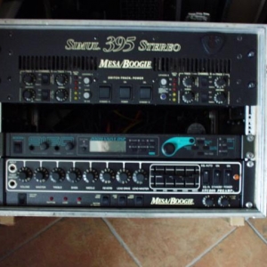 Mein altes Gitarren-Rack... Ein Korg A3 gehörte da noch rein, das im Boogie Effektweg eingeschliffen war. Hinten war noch ein Nobels Midi-Switcher, um die Umschaltungen (A/B zwischen Boogie und Zoom Vorstufe, beim Boogie: Ch, EQ und Rev) in's MIDI Setup zu integrieren.
Dazu gehörten zwei 2x12 Boxen mit G12/80 Celestion.
Heute spiele ich einen Mesa Boogie Maverick ganz pur lediglich mit einem Morley PWO!