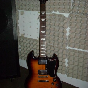 meine Epiphone SG Deluxe, gott hab ich das ding lieb^^