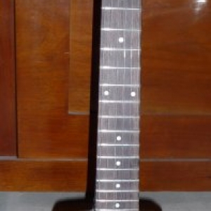 Hohner Steinberger Copy

Da hatte mich auf eBay mal einer richtig reingelegt. Das Ding war in einem Sch...zustand. Nicht nur die Bünde runter, sondern schon richtig tiefe Kerben im Griffbrett! Ja, im GRIFFBRETT, im HOLZ. Unglaublich.

Die Hohner ist aus Ahorn, allerdings einer recht weichen Sorte. Die angeblich orginale Steinberger Hardware finde ich ziemlich schlecht. Die Tuning-Schrauben sind schwergängig und unpräzise und die primitiven Böckchen sind fummelig zu justieren. Trotzdem hat sie einen erstaunlich guten Attack, was ich auf die Headless Konstruktion zurückführe.

Ich halte schon seit Jahren Ausschau nach einer echten Steinberger. Solange ist das noch meine Reisegitarre.