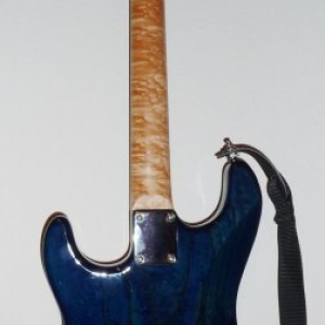 Warmoth Edel Strat von hinten

Der Hals ist einfach wunderschön. So eine Maserung hab ich noch nicht gesehen. Es ist eine Mischung aus Flames und Birdseyes. Auf der einen Hälfte überwiegen die Flames und auf der anderen dies Birdseyes.