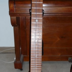 Chapman Stick

10string, Kirschholz, passiver Pickup.
Ein wunderbares Instrument! Aber ob ich es in diesem Leben noch Spielen lerne?