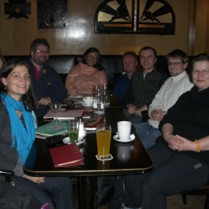 Unser zweites Treffen am 10. Januar 2009 im Café Rix - von drei (beim ersten Treffen) auf acht!!!
OK - so ehrlich müssen wir sein: Drei von den acht Wackeren gibt's (noch?!?) nicht bei musiker-board.de ...