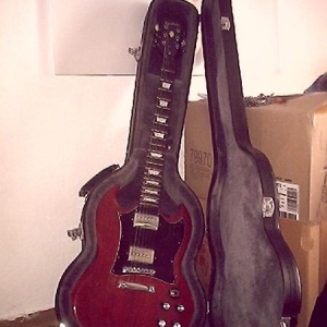 Meine neuste und vielleicht auch beste Errungenschaft:

Die Epiphone SG-G400 mit Phat Cat Tonabnehmer und Göldo Pickguard.

Hab ich ausm Flohmarkt von dem User "EP" erstanden und muss mich nochmals bedanken,ich bin vollkommen und rundum zufrieden! :D