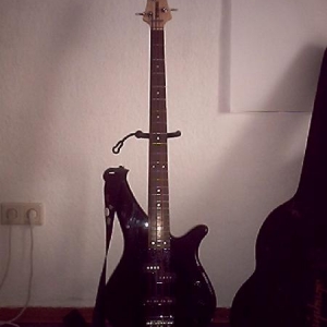 Mein Hauptbass,ein Yamaha PJ-Bass auf den ich rote Saiten drauf gezogen hab.
Er bekommt dadurch ne echt geile Optik und auf der Bühne sieht das auch heiß aus ;)