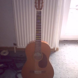 Meine allererste Gitarre....

Meine Musima A-Gitarre Mod Julia.
Wird schon lange nicht mehr hergestellt,weil sich die Manufaktur aufgelöst hat,hat aber damals schon über 600DM gekostet.
Damals war ich noch sechs oder sieben Jahre alt.